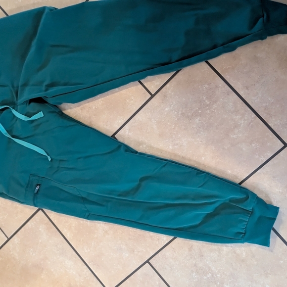 Figs Hunter Green Like New Size Large With Jogger Pants Scrub Set - Picture 3 of 5
